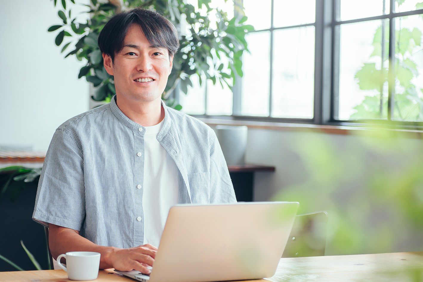 ノートパソコンの前で話すTYPES ONEの担当者